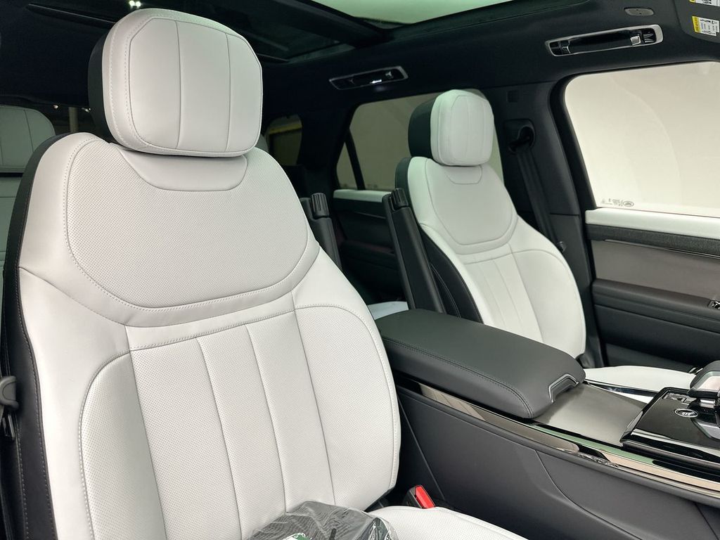 2025 Land Rover Range Rover Sport SE photo 4