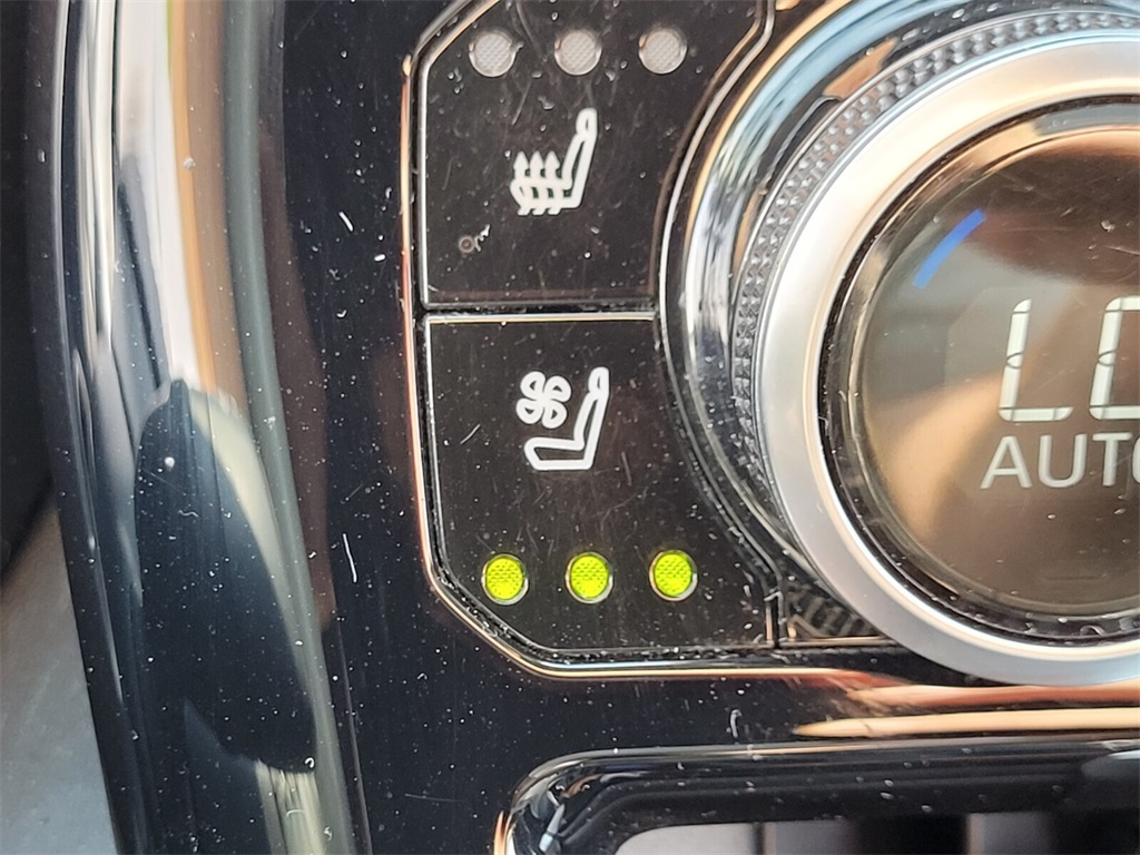 2020 Toyota Highlander Limited photo 20