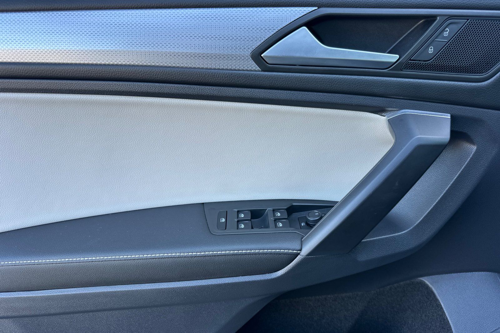 2023 Volkswagen Tiguan S photo 9