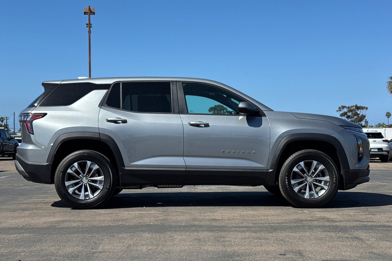 2025 Chevrolet Equinox LT photo 3