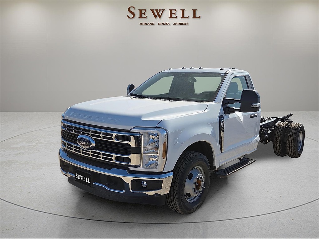 2026 Ford F-350 Super Duty Chassis Cab XLT