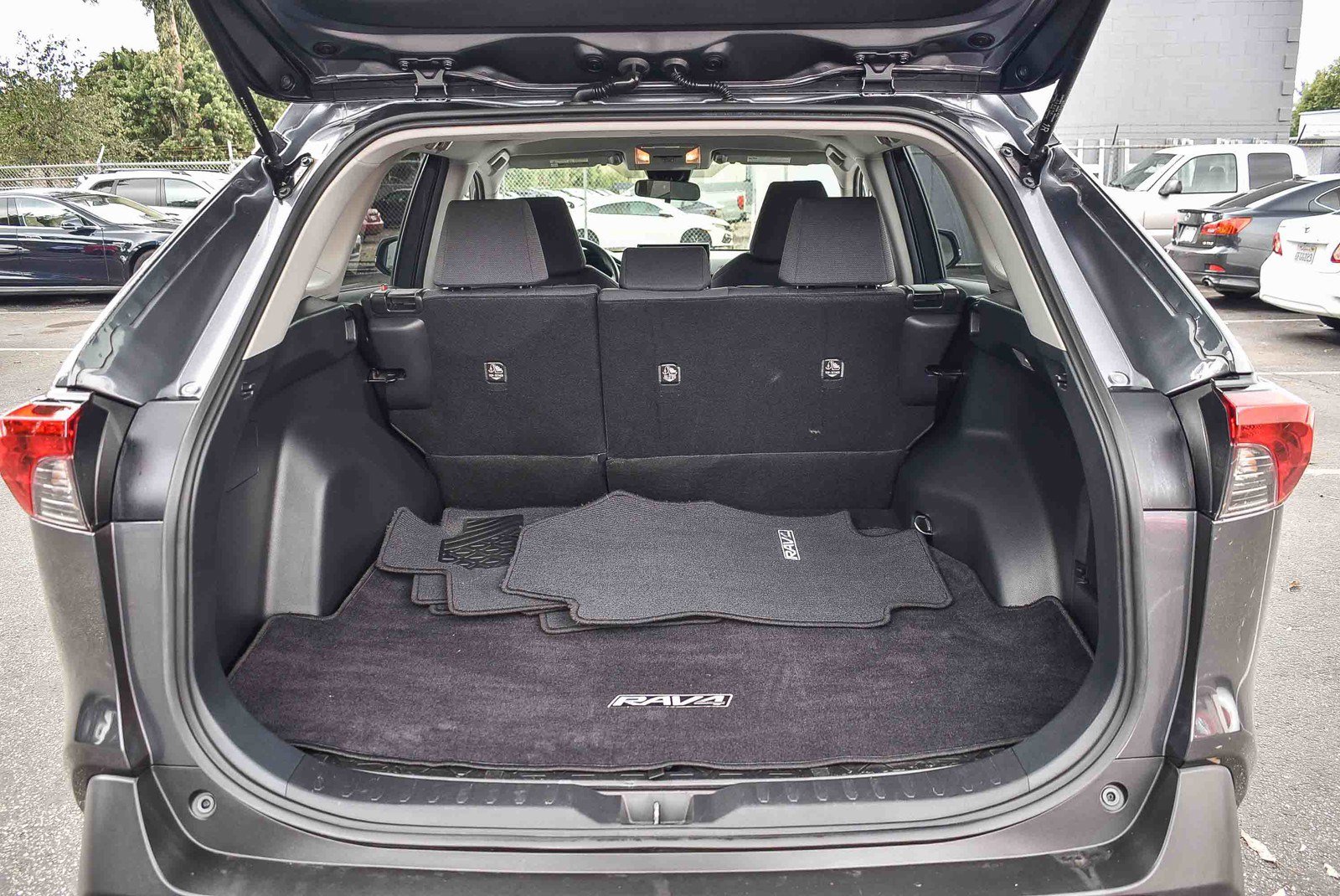 2021 Toyota RAV4 XLE photo 23