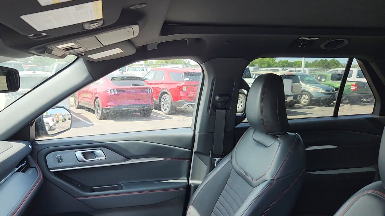 2025 Ford Explorer ST-Line photo 14
