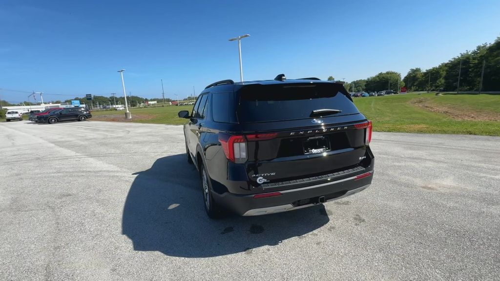 2025 Ford Explorer photo 6