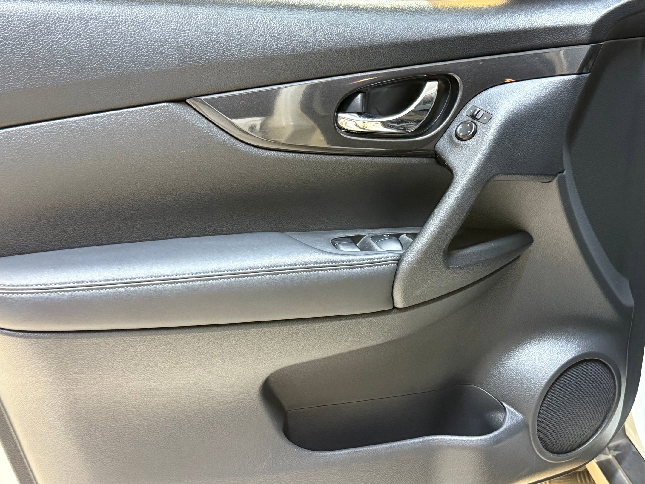 2017 Nissan Rogue SV photo 12