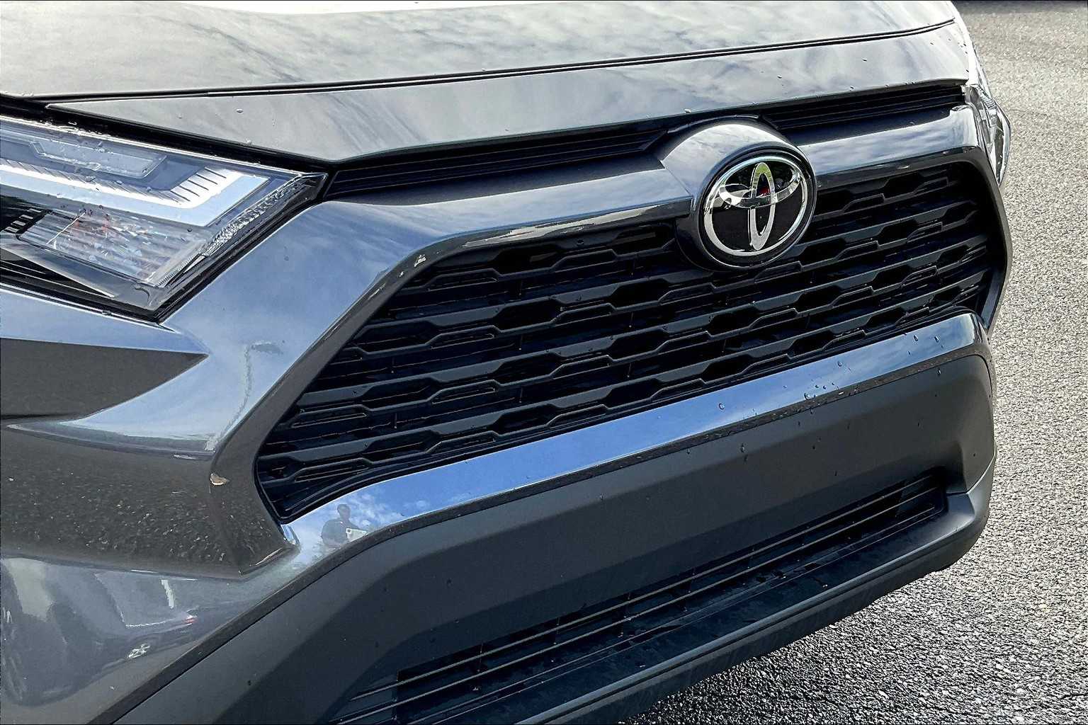 2025 Toyota RAV4 XLE photo 28