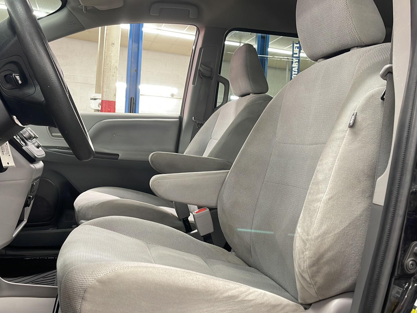 2020 Toyota Sienna L photo 9