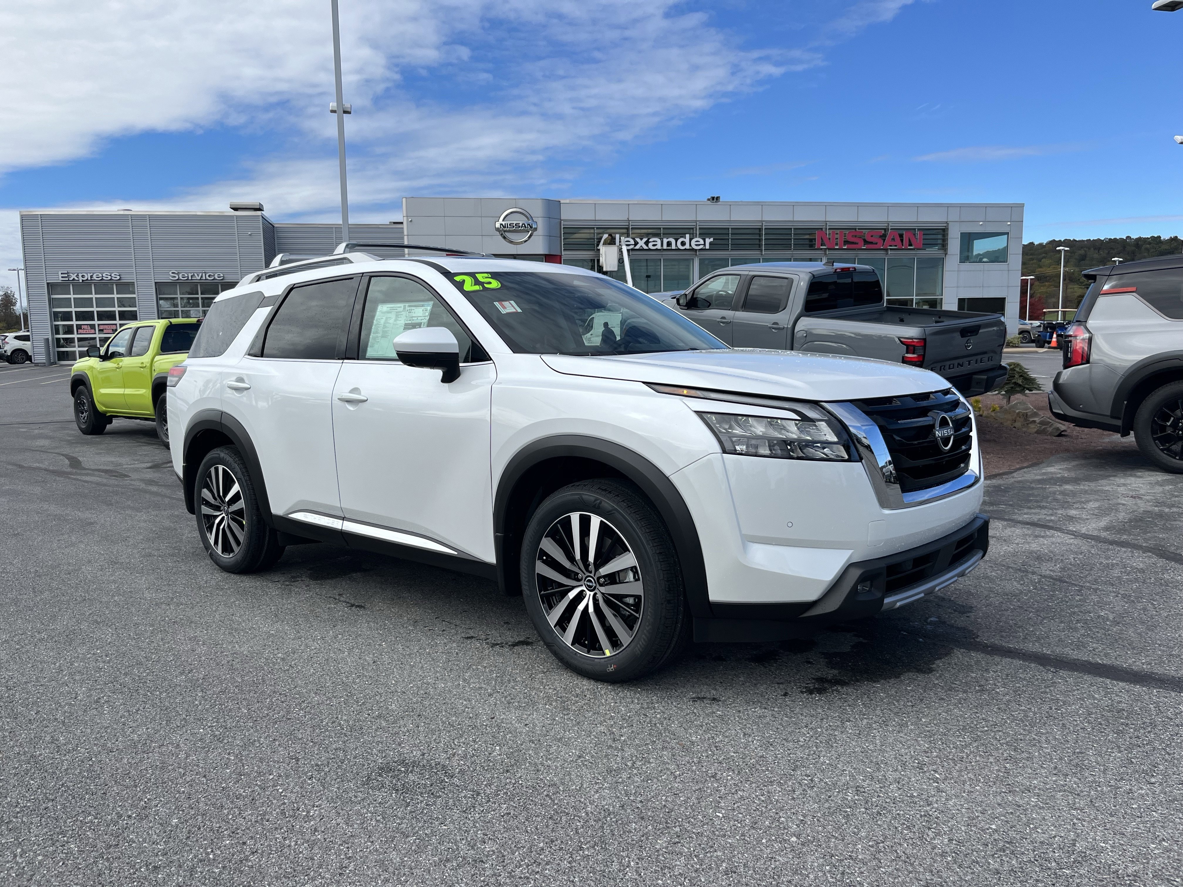 2025 Nissan Pathfinder Platinum's photo