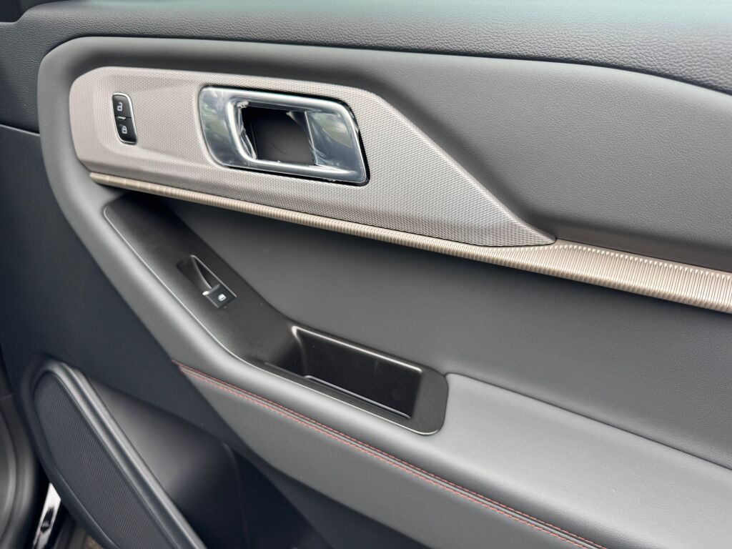 2025 Ford Explorer photo 14