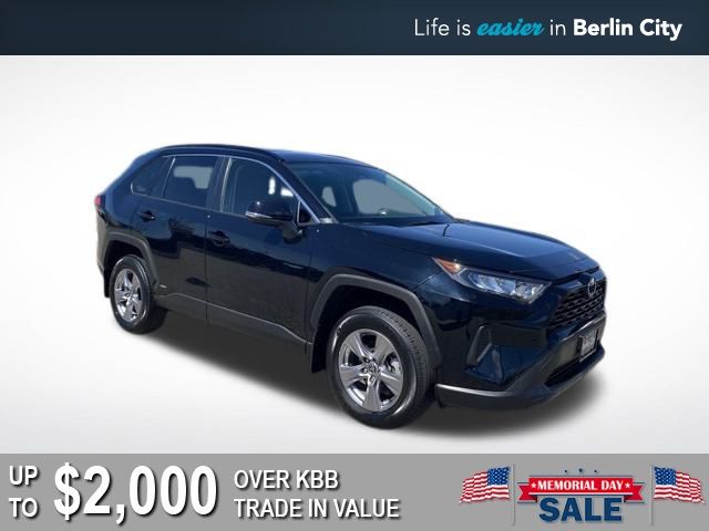 2022 Toyota RAV4 LE's photo