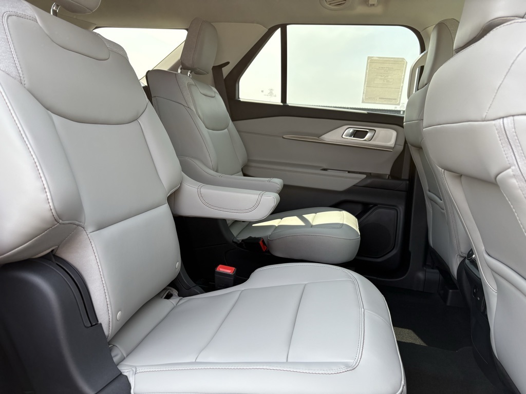 2025 Ford Explorer photo 31
