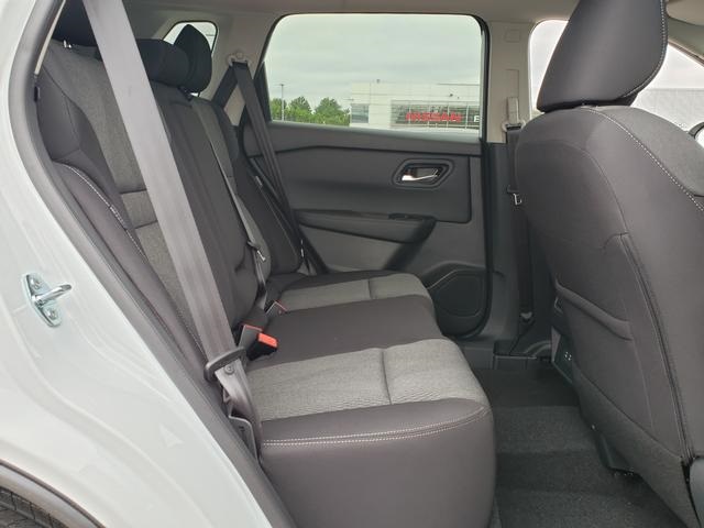 2025 Nissan Rogue SV photo 16