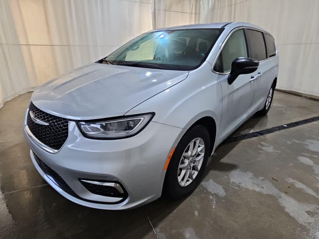 2024 Chrysler Pacifica Touring L's photo