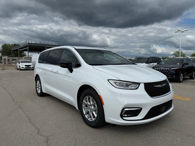 2026 Chrysler Pacifica photo 2