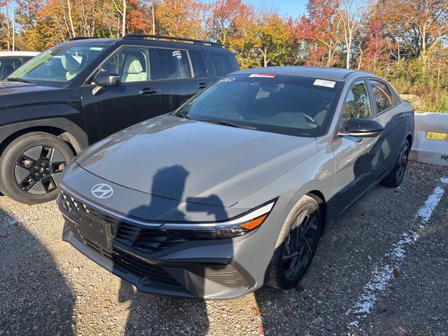2025 Hyundai Elantra SEL Sport photo 3