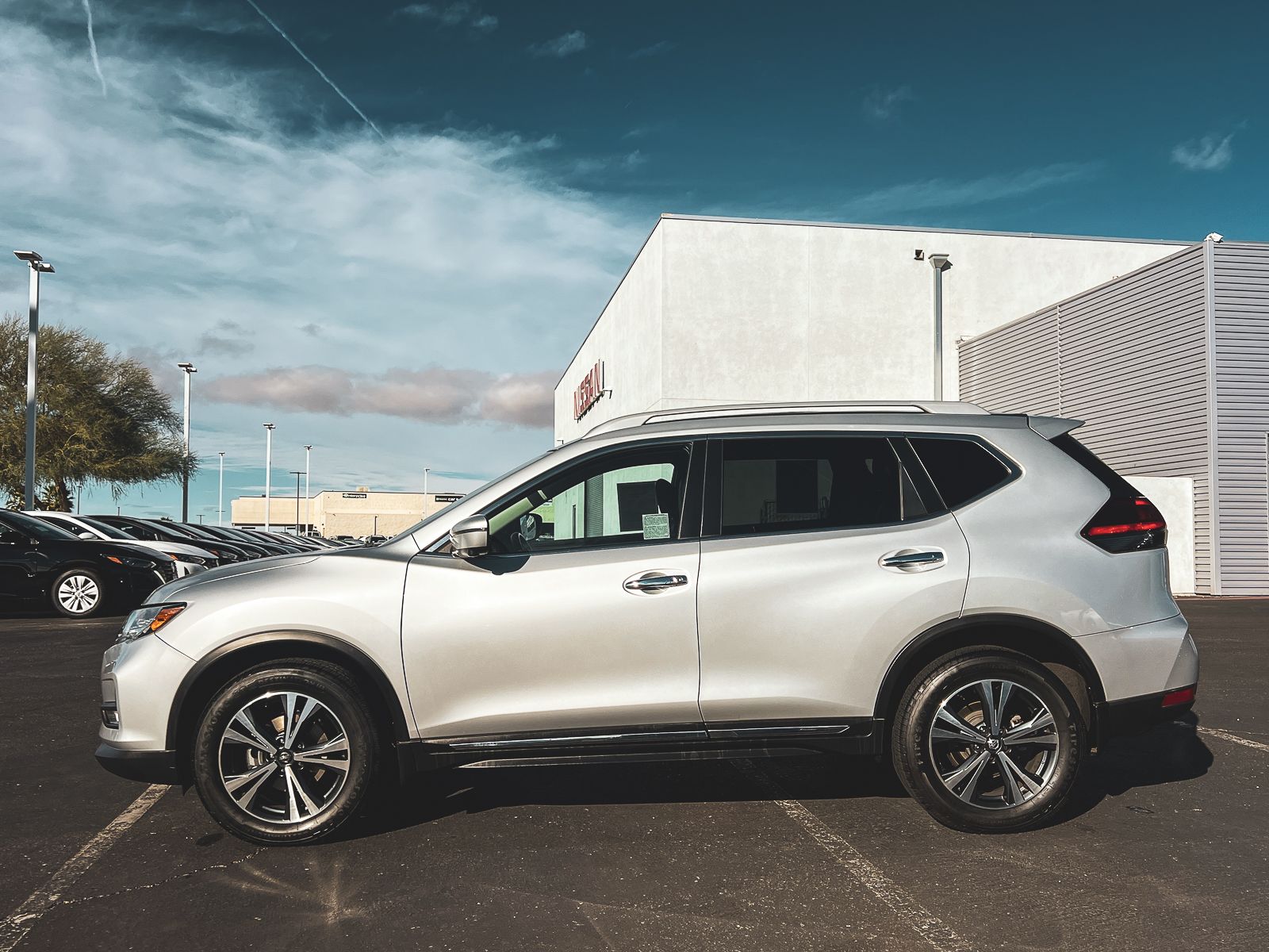2017 Nissan Rogue SL photo 2