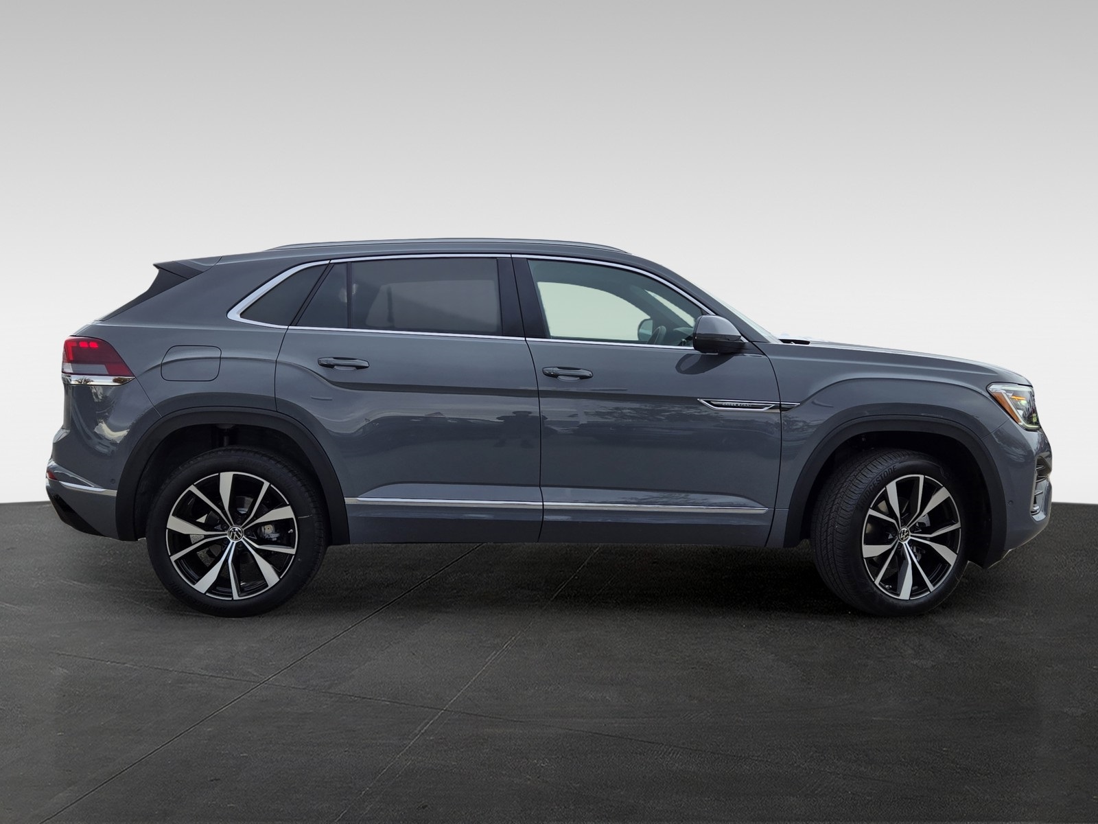 2025 Volkswagen Atlas Cross Sport SEL Premium R-Line photo 4