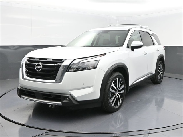 2025 Nissan Pathfinder Platinum's photo