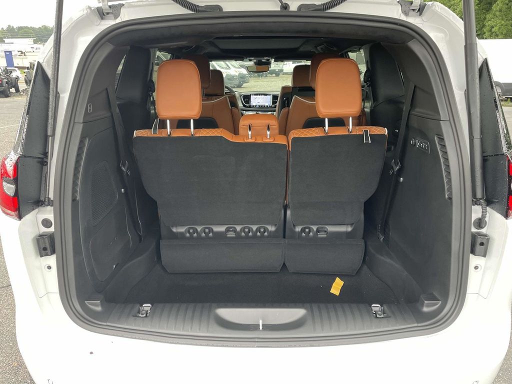 2026 Chrysler Pacifica Pinnacle photo 37