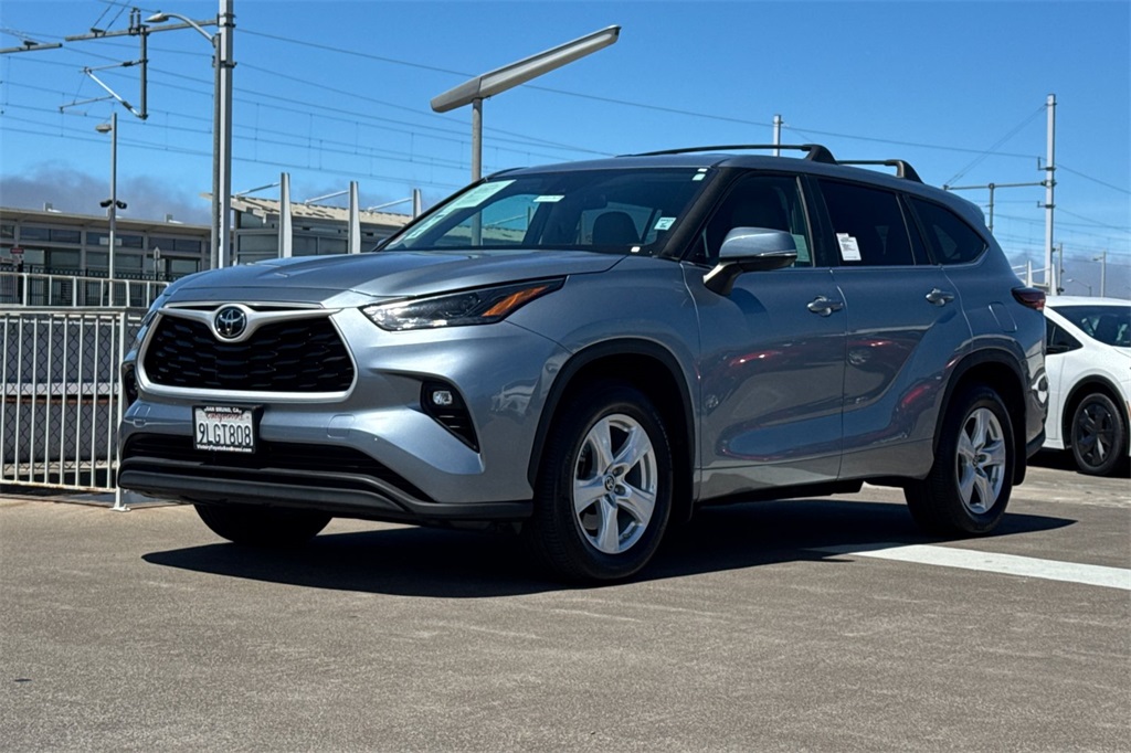 2024 Toyota Highlander LE photo 8