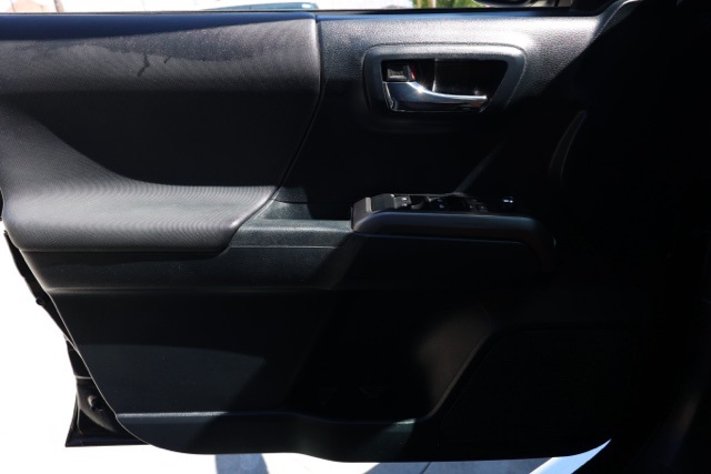 2017 Toyota Tacoma SR5 photo 21