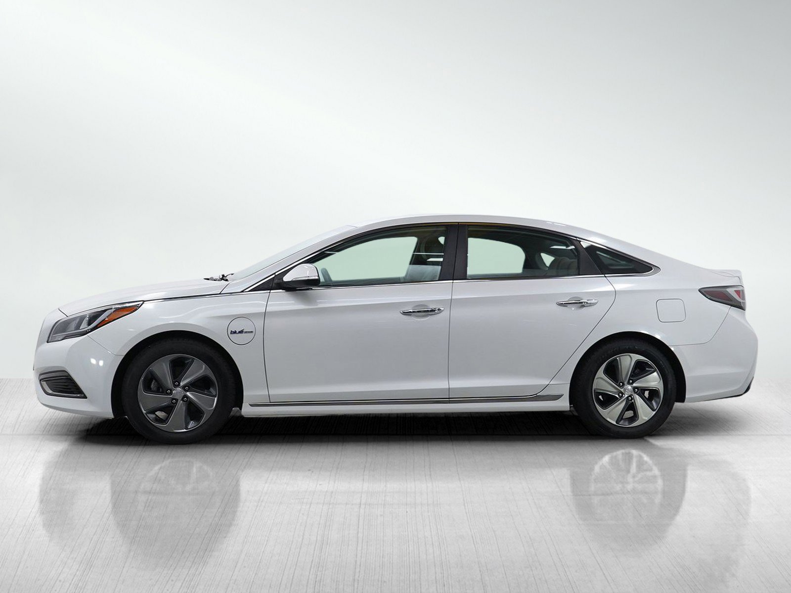 Used 2016 Hyundai Sonata Plug-in Hybrid Base with VIN KMHE14L28GA026241 for sale in Burnsville, Minnesota