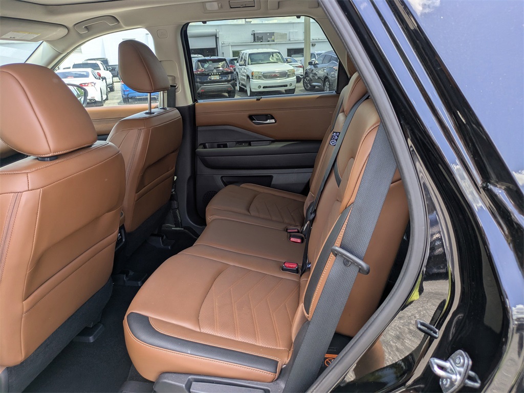 2023 Nissan Pathfinder Platinum photo 10
