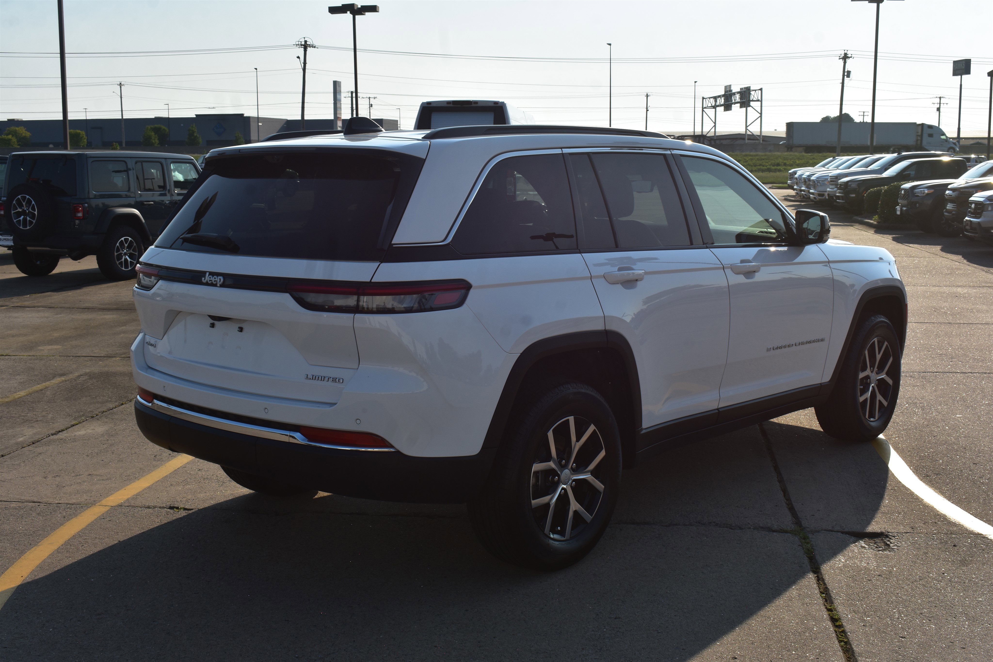 2025 Jeep Grand Cherokee Limited photo 3