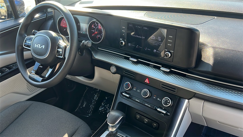 2023 Kia Carnival LX photo 11