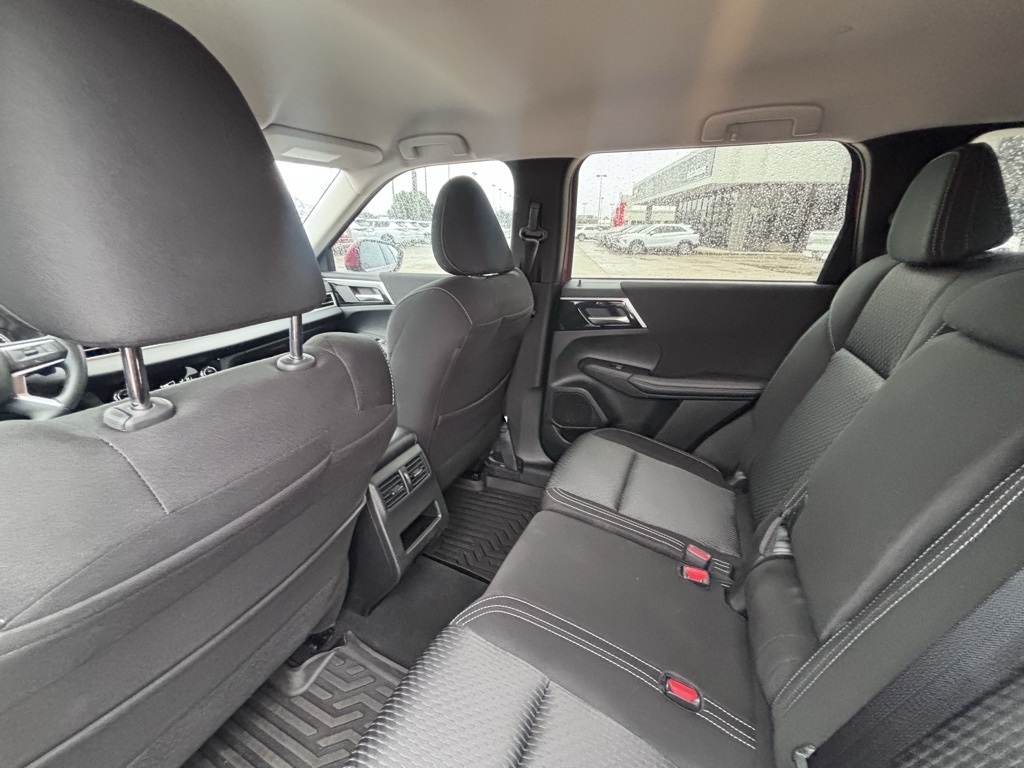 2024 Mitsubishi Outlander ES photo 17