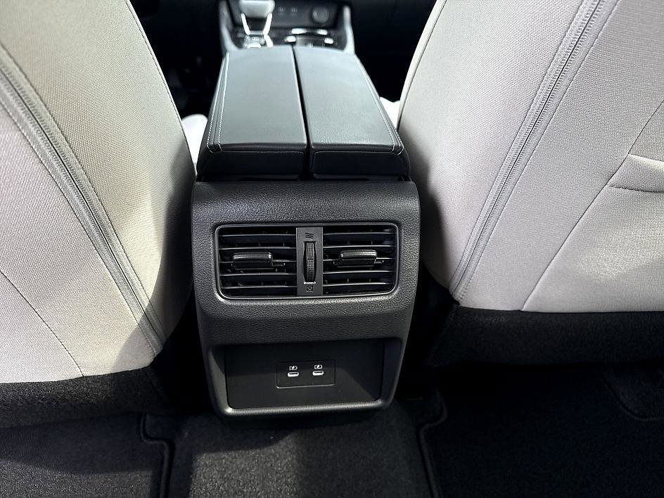2025 Nissan Rogue SV photo 20