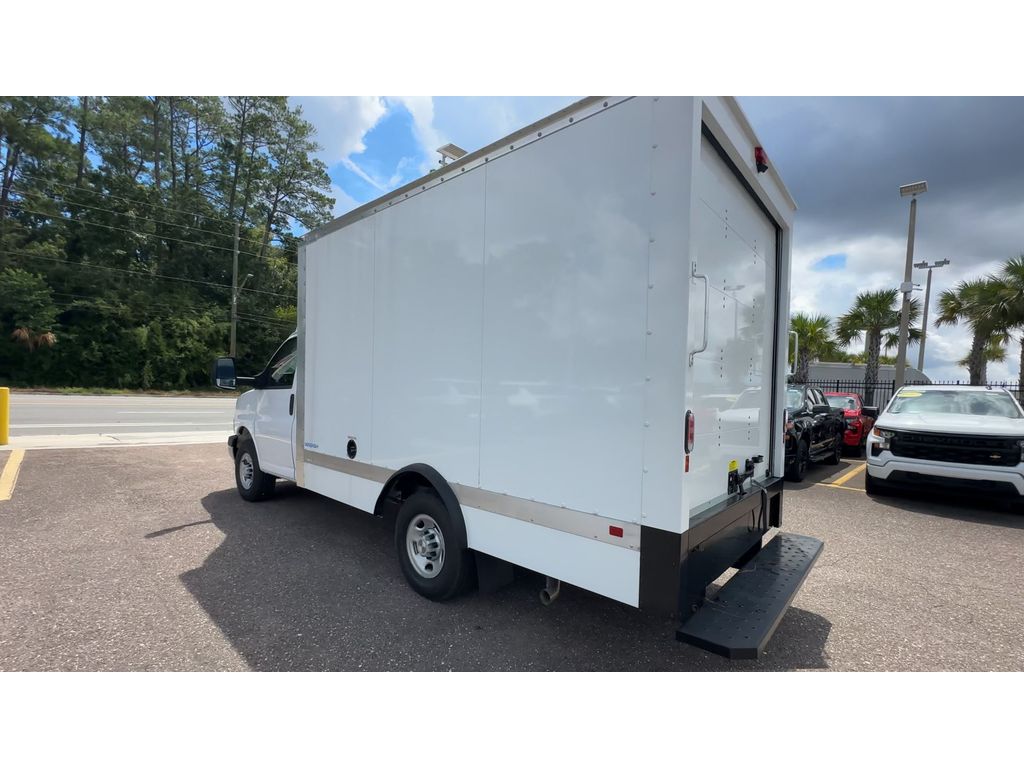 2025 Chevrolet Express Cutaway 3500 photo 3