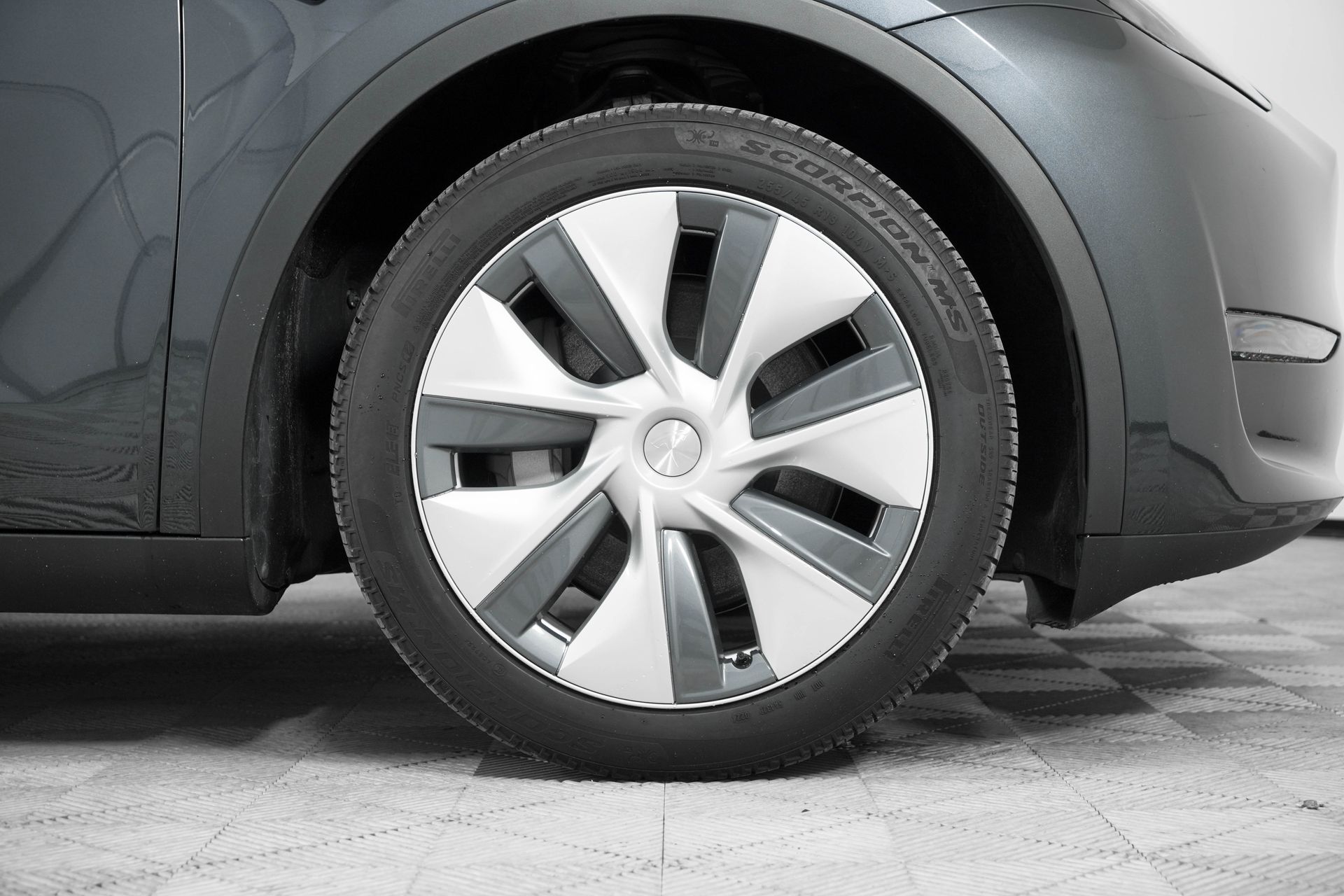2024 Tesla Model Y Long Range photo 9