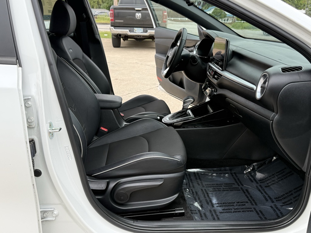 2023 Kia Forte GT-Line photo 28