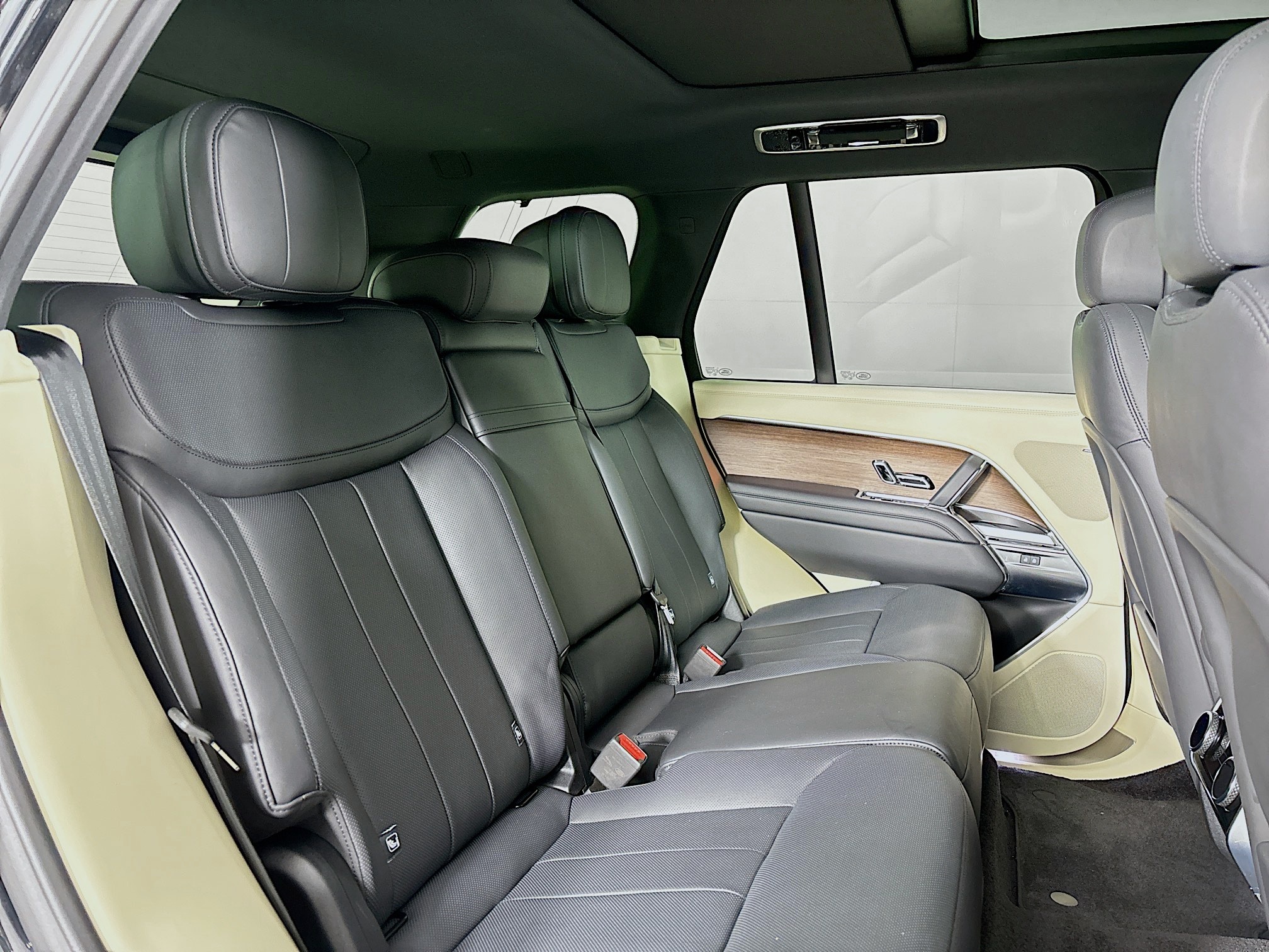 2023 Land Rover Range Rover SE photo 28