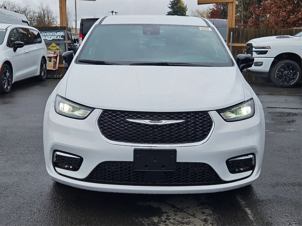 2026 Chrysler Pacifica photo 2