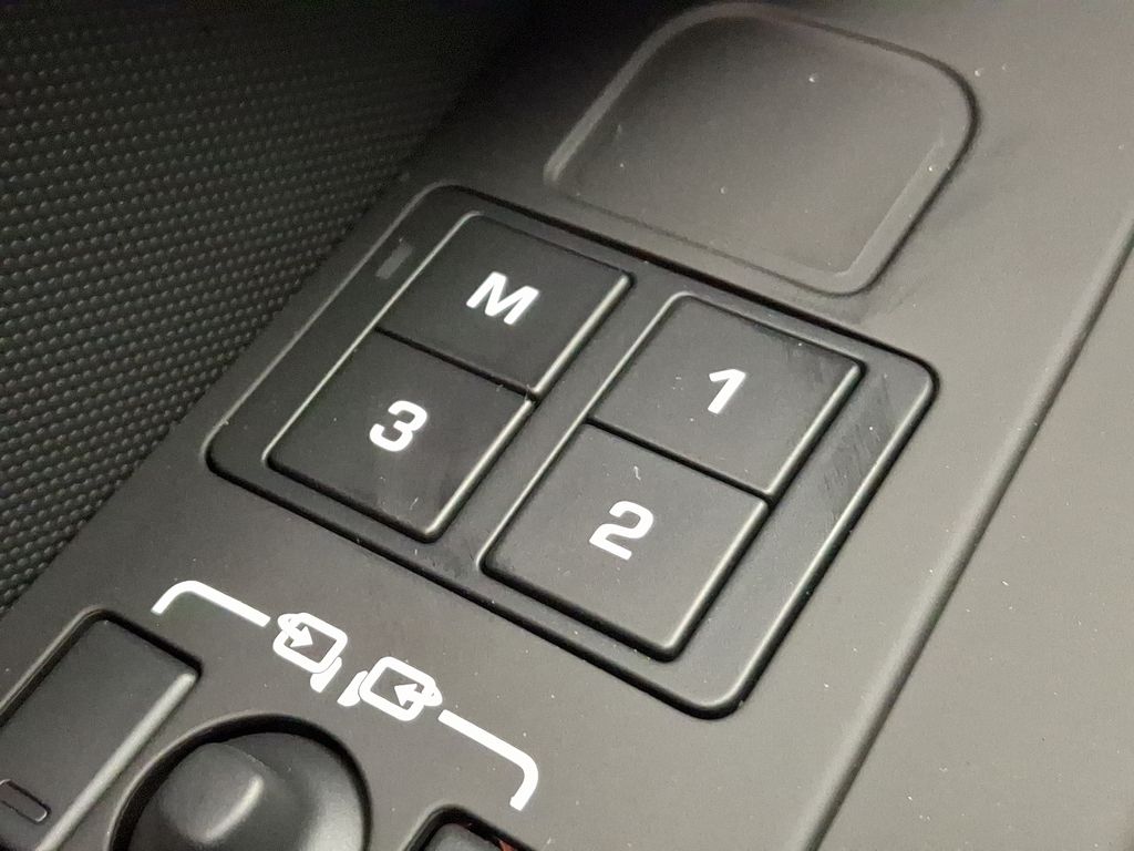 2025 Land Rover Defender 110 S photo 12