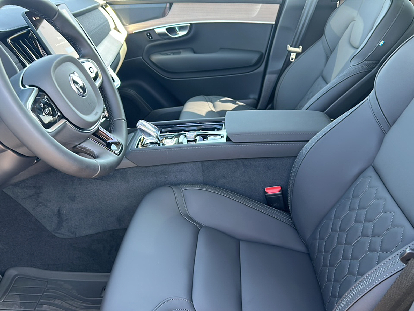 2026 Volvo XC90 AWD Plus photo 2
