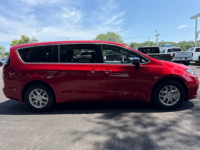 2026 Chrysler Pacifica photo 2