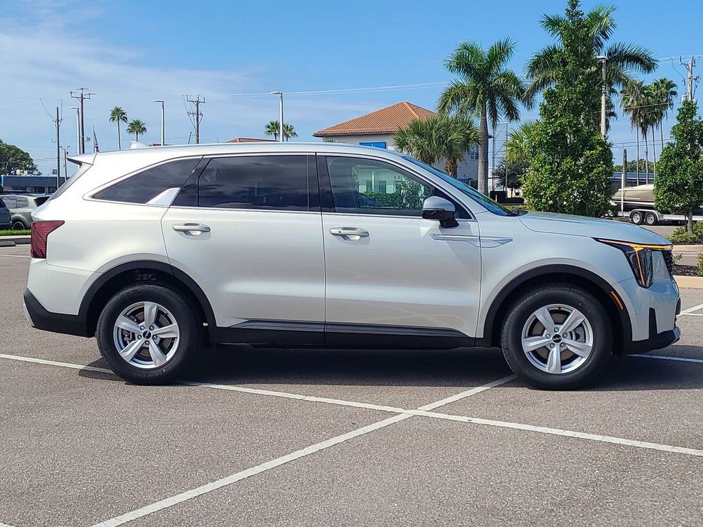 2026 Kia Sorento LX photo 4