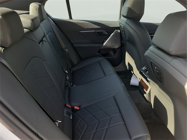 2026 Bmw 550e xDrive photo 16