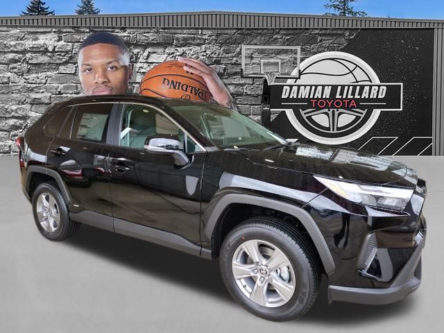 2025 Toyota RAV4 XLE's photo
