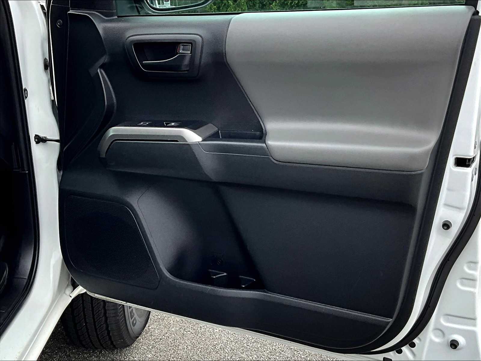 2023 Toyota Tacoma SR5 photo 12
