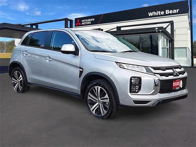 2024 Mitsubishi Outlander ES's photo