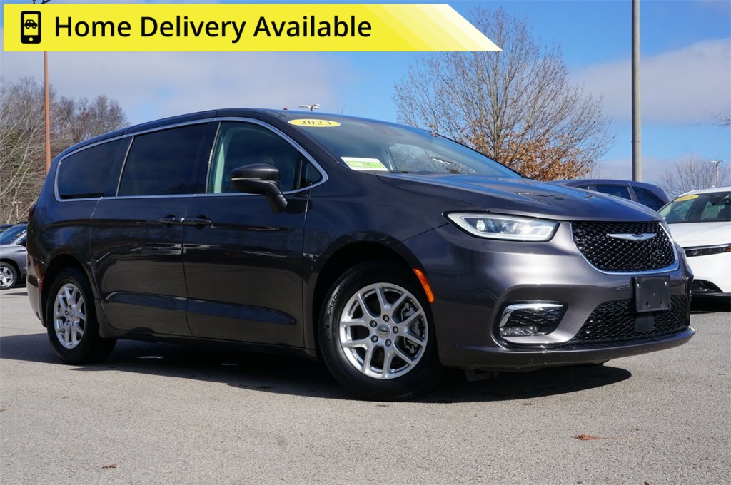 2024 Chrysler Pacifica Touring L's photo