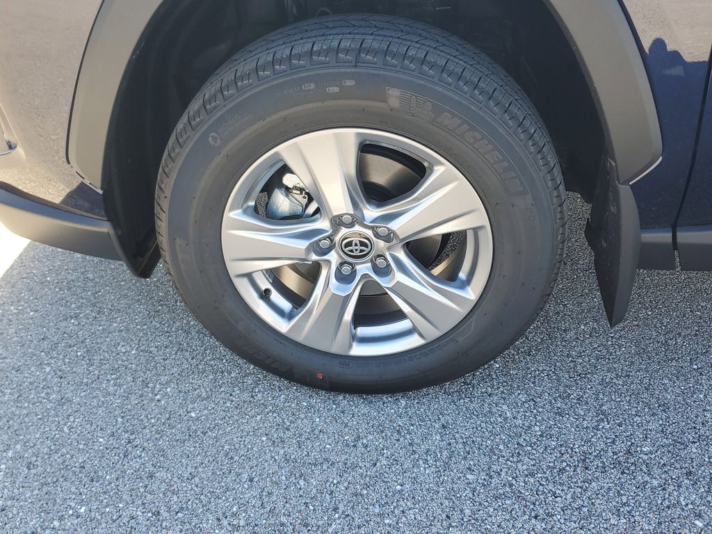 2025 Toyota RAV4 XLE photo 8