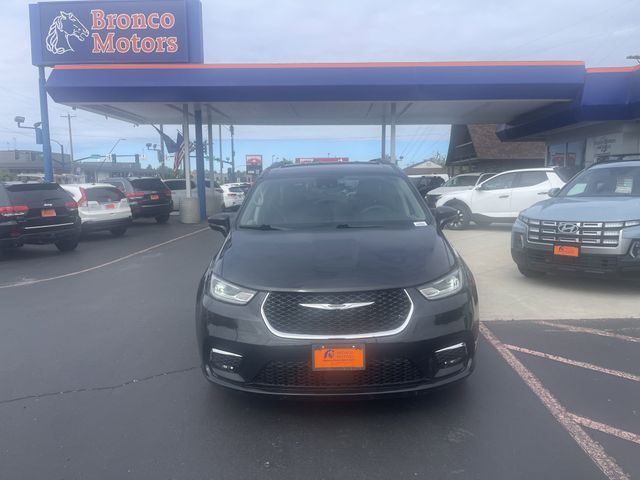 2022 Chrysler Pacifica Touring L photo 2
