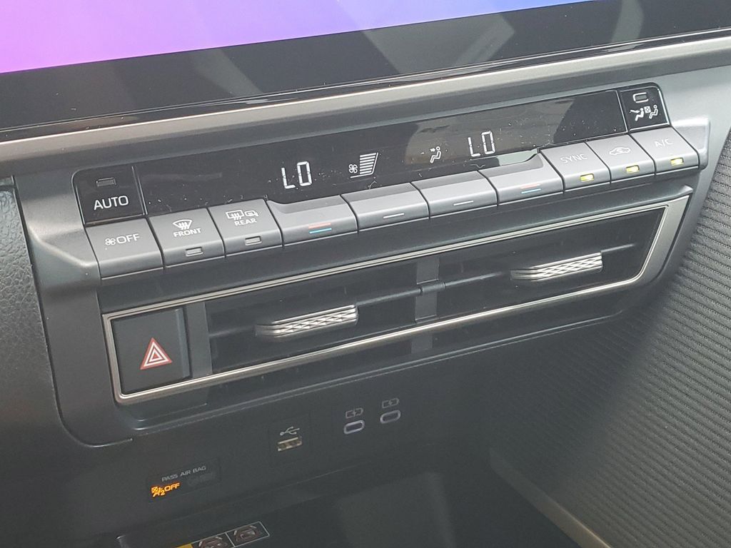 2025 Toyota Camry SE photo 25