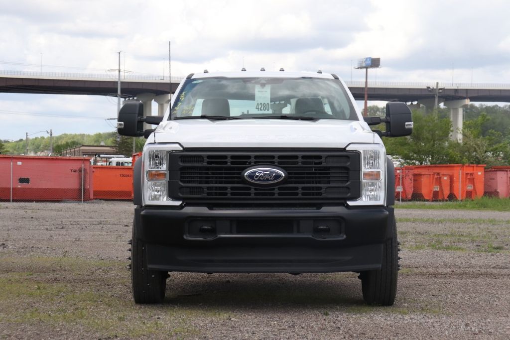 2025 Ford F-600 photo 2