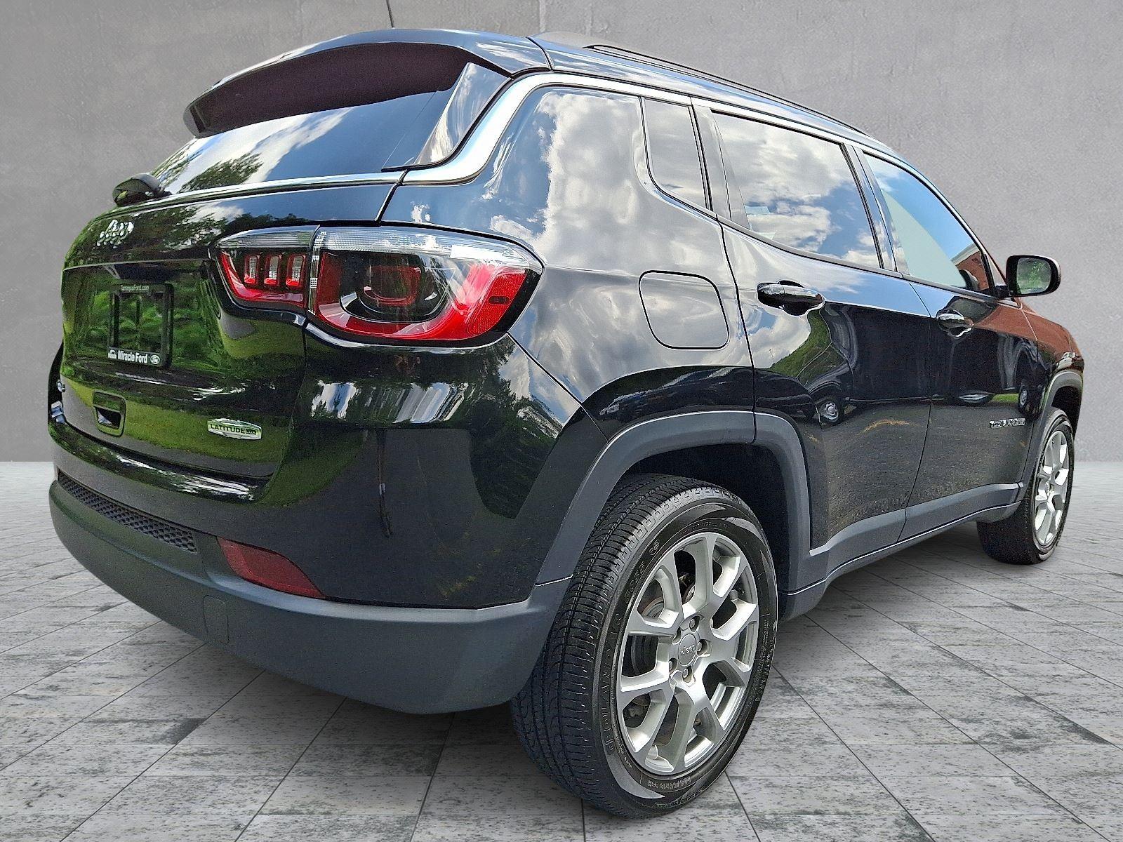 2023 Jeep Compass Latitude Lux photo 4